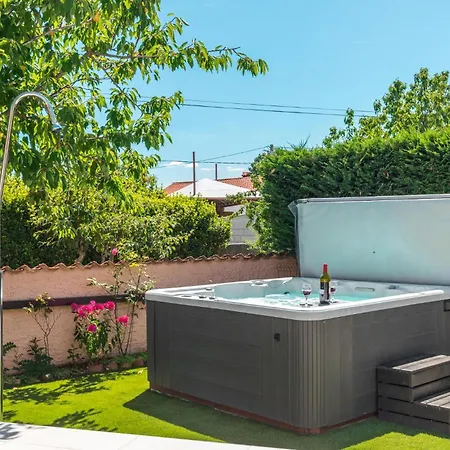 Beautiful In Barban-sajini With Jacuzzi Holiday home Sajini